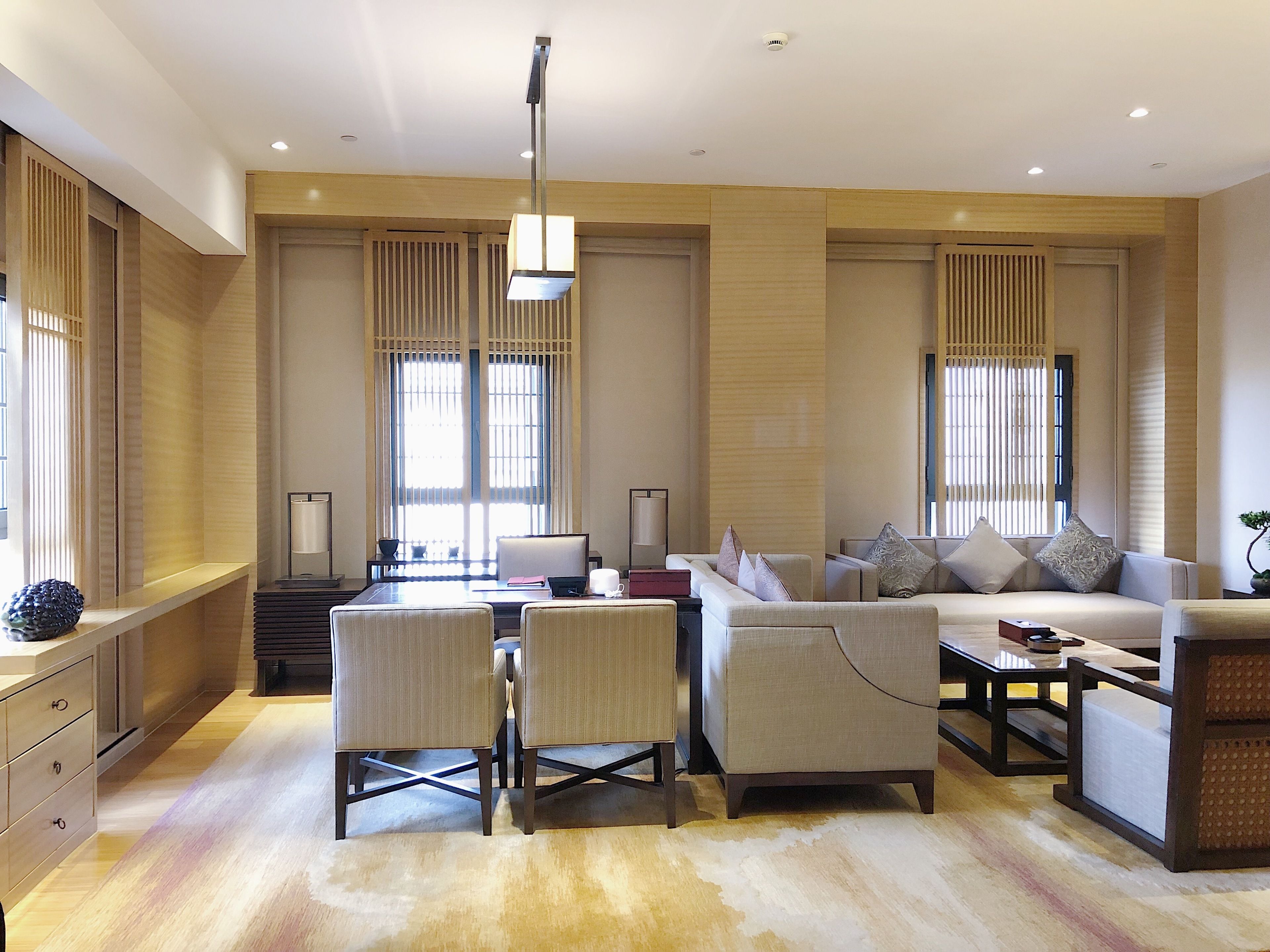 Plasmafernseher, DVD-Player, iPod-Dockingstation