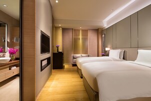 Een gratis minibar, een kluis op de kamer, een bureau