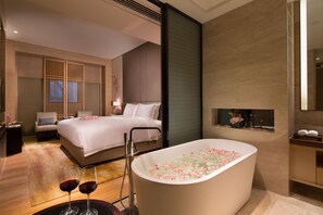 Cocoon Warehouse · Elegant Suite (King Bed) | Bathroom | Free toiletries, hair dryer, bathrobes, towels - Cheery Dragon Canal Hotel Hangzhou (Hangzhou)