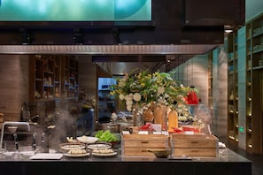 2 restaurants; breakfast, lunch and dinner served