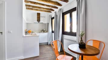 Estudio básico | Cocina privada | Frigorífico grande, horno, placa de cocina y lavavajillas