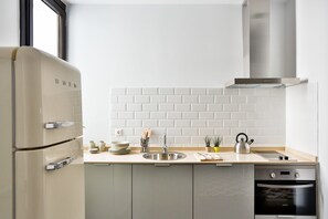 Full-sized fridge, oven, stovetop, dishwasher - Welcomer Apartments Atocha (Madrid)