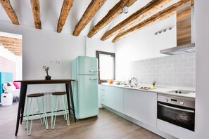 Täysikokoinen jääkaappi, uuni, liesi, astianpesukone