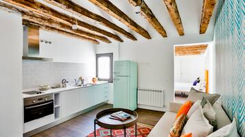 Frigorífico grande, horno, placa de cocina y lavavajillas