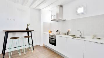 Frigorífico grande, horno, placa de cocina y lavavajillas