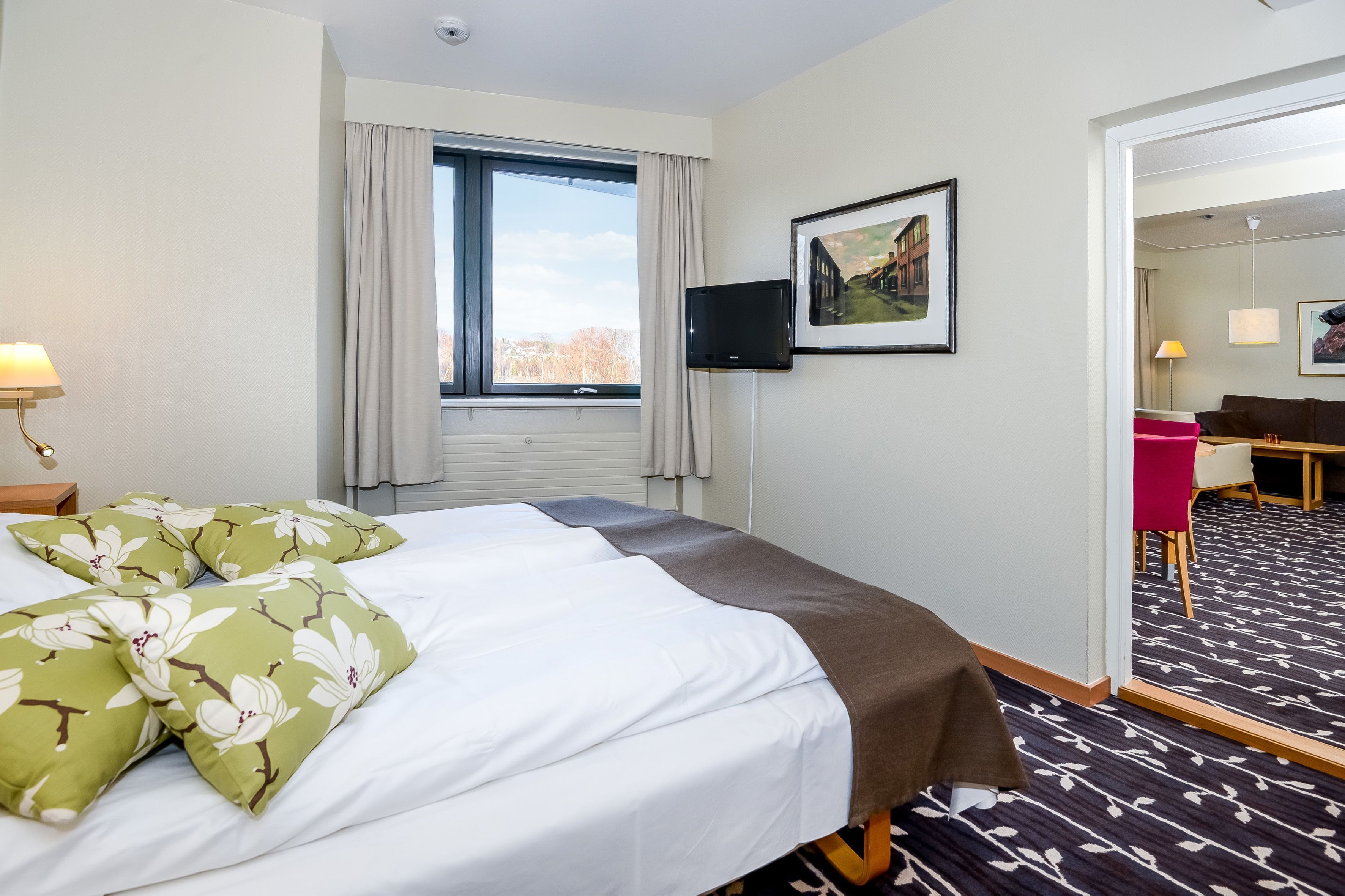 Senger med overmadrass, skrivebord, strykejern/-brett og barnesenger