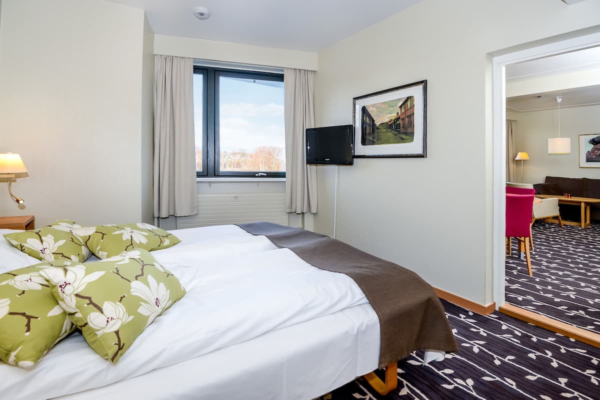 Pillowtop-Betten, Schreibtisch, Bügeleisen/Bügelbrett, Babybetten