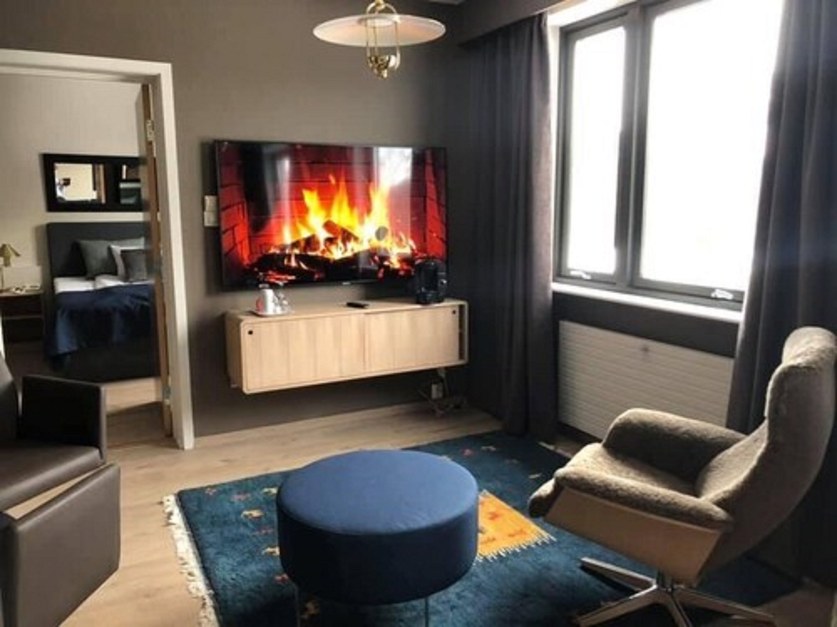 50-inch smart tv with digital channels, netflix, ping pong