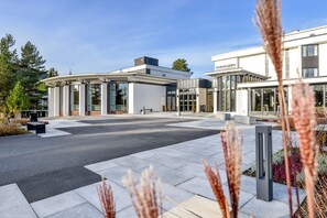 Un hotel moderno con un patio central, ventanas amplias y un letrero que dice "HURDALSØEN".