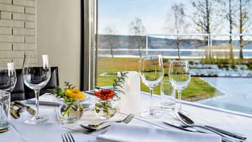 Lunsj og middag serveres, utsikt mot stranden