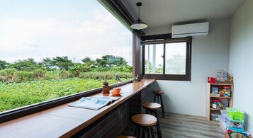 Televisión LCD de 42 pulgadas con canales por cable, una televisión