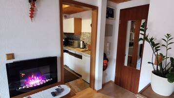 53-cm flat-screen TV with cable channels, TV