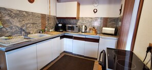 Kühlschrank, Ofen, Geschirrspüler, Wasserkocher mit Kaffee-/Teezubehör