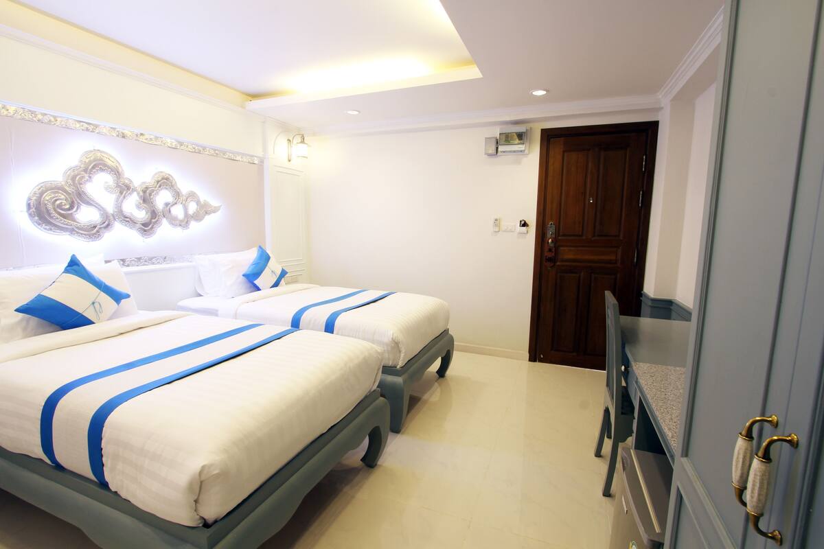 Gula-Kow Twin Room | Artículos del minibar gratis y caja de seguridad en la habitación