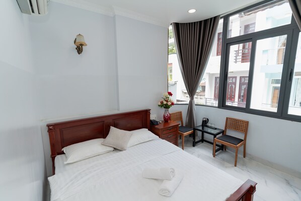 Minibar, coffres-forts dans les chambres, bureau, rideaux occultants