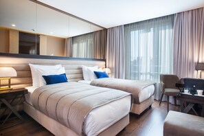 高級寢具、迷你吧、房內夾萬、書桌