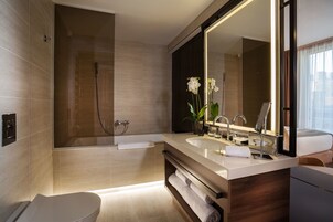Duş/küvet kombinasyonu, ücretsiz banyo/kozmetik ürünleri 