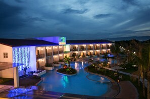 Utendørsbasseng og solsenger