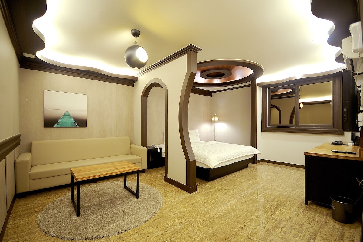 Down duvets, Select Comfort beds, desk, free WiFi