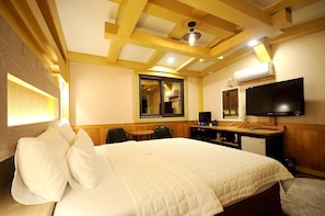 Standard Room | Down comforters, Select Comfort beds, desk, free WiFi