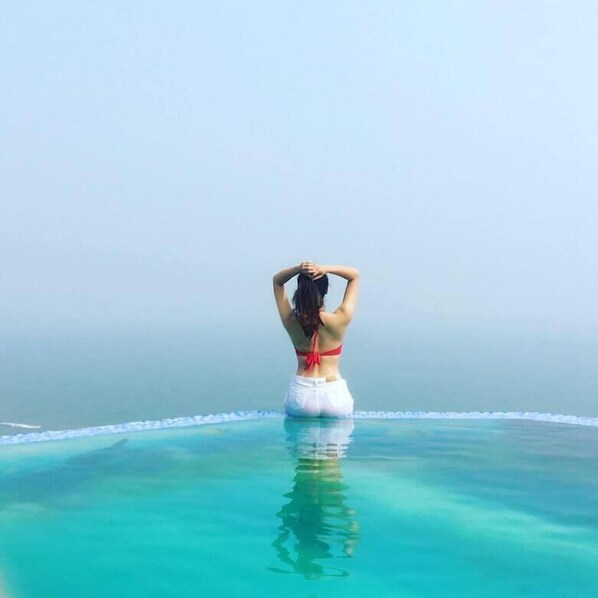 Una piscina con borde infinito