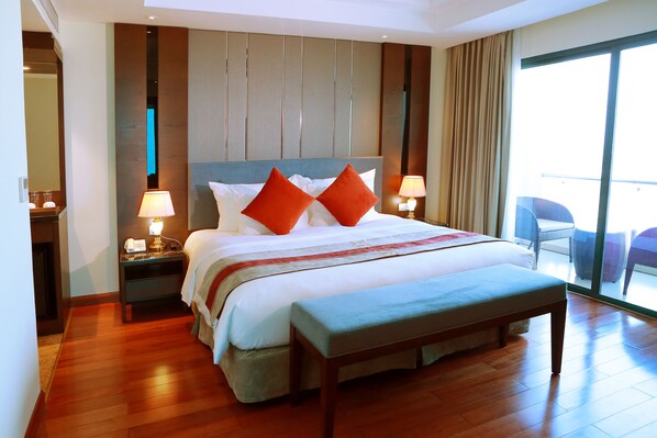 Minibar, in-room safe, desk, iron/ironing board