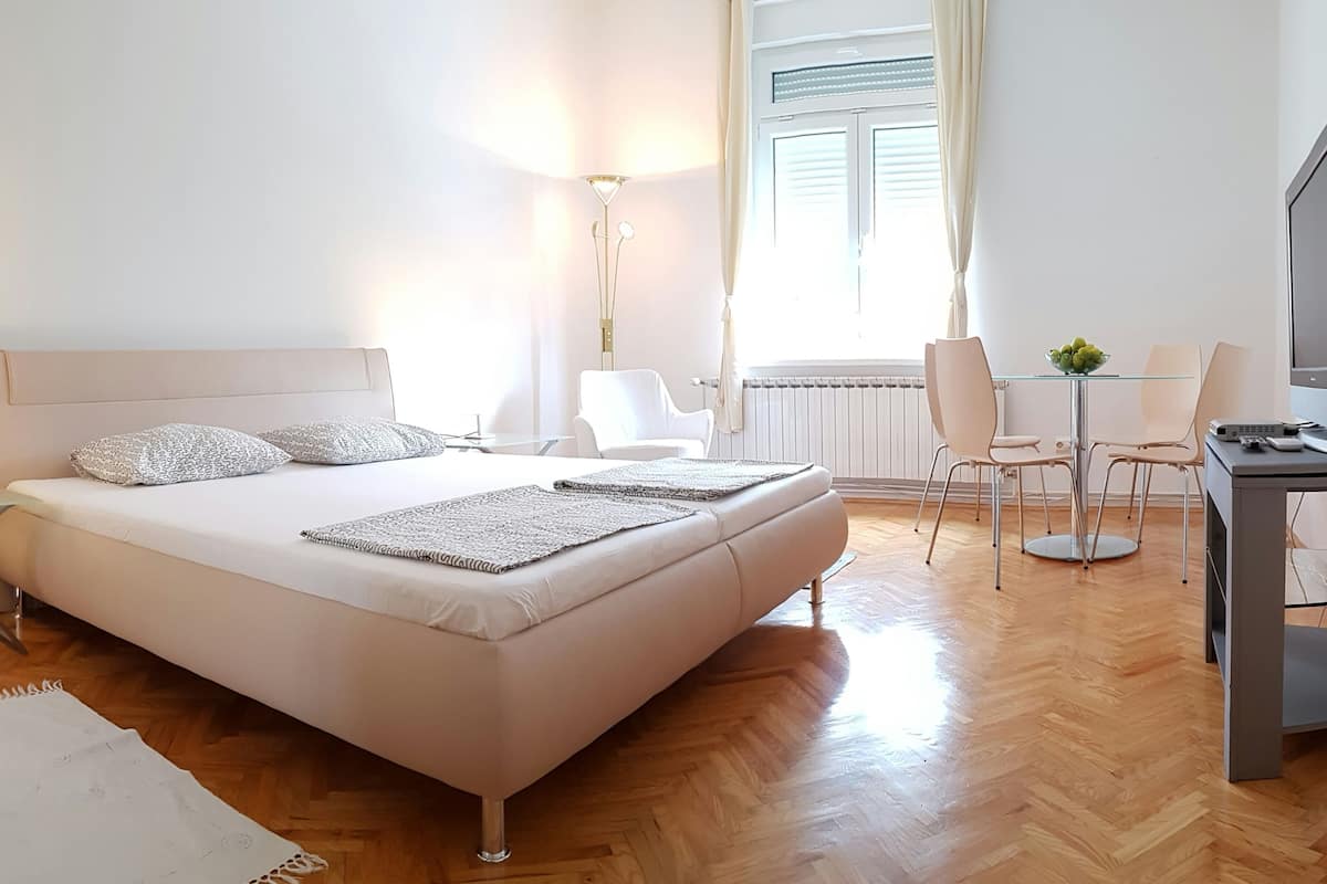 Appartamento, 1 camera da letto | Una cassaforte in camera, una scrivania