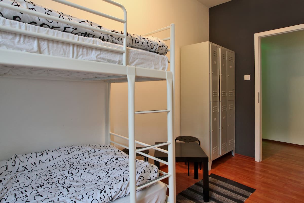 Dormitorio condiviso, dormitorio misto | Una cassaforte in camera, una scrivania