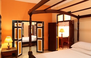 Desk, blackout curtains, iron/ironing board, cots/infant beds - Villa Ceylon (Kimbulapitiya- Katunayake)