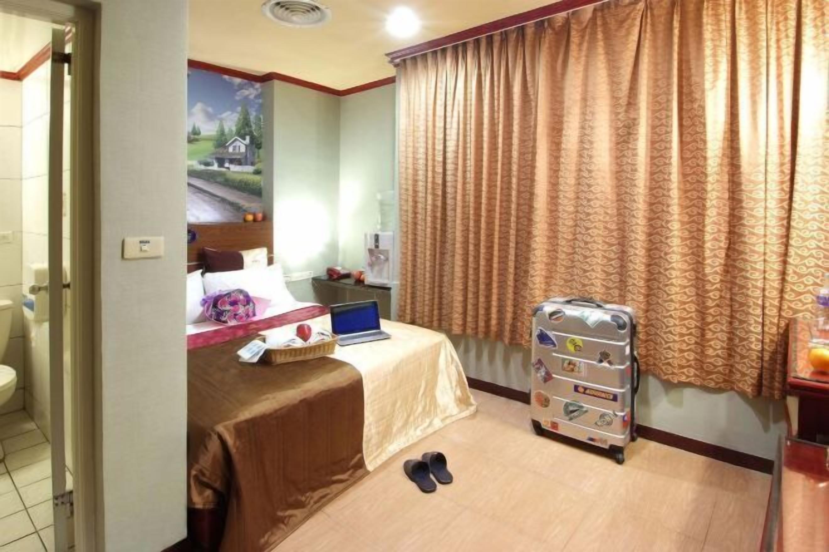 Donsdekens, individueel gedecoreerd, een bureau, een laptopwerkplek