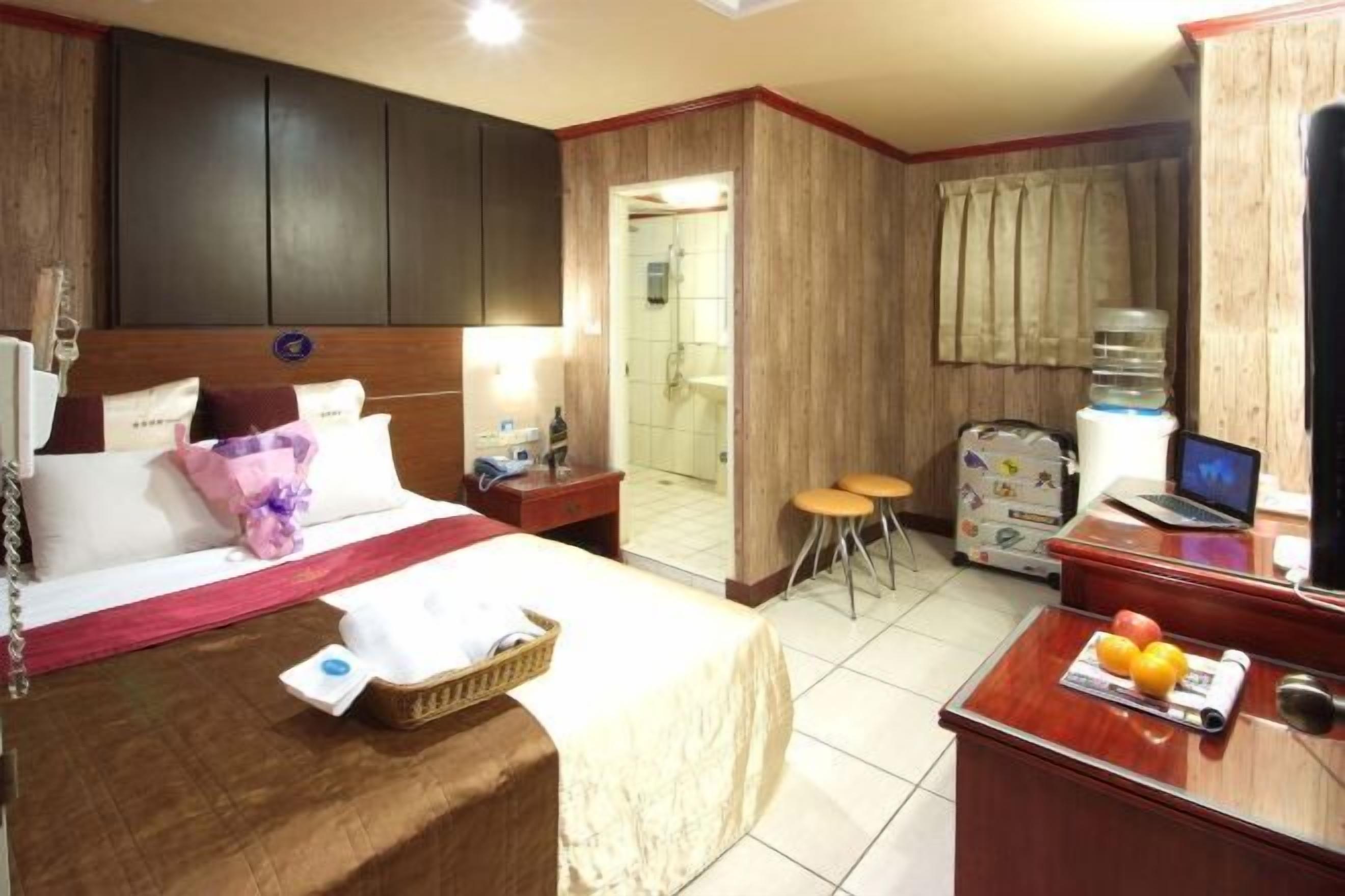 Donsdekens, individueel gedecoreerd, een bureau, een laptopwerkplek