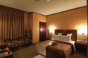 Down comforters, individually decorated, desk, laptop workspace - Golden Swallow Hotel (Hsinchu)