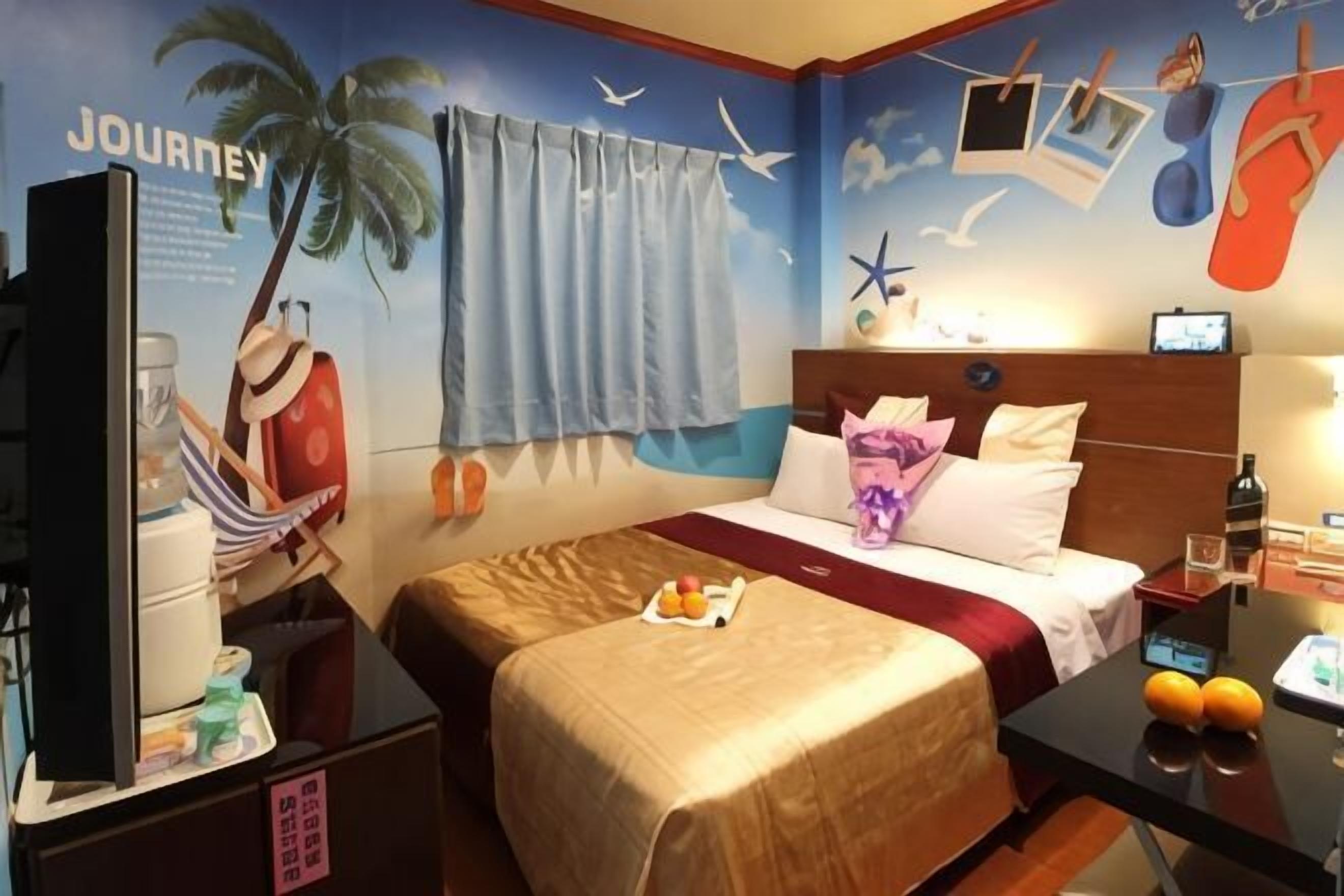 Donsdekens, individueel gedecoreerd, een bureau, een laptopwerkplek