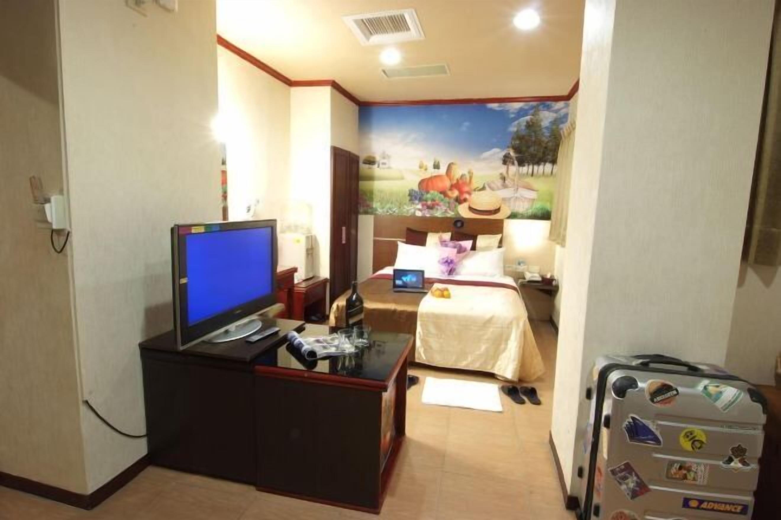 Donsdekens, individueel gedecoreerd, een bureau, een laptopwerkplek