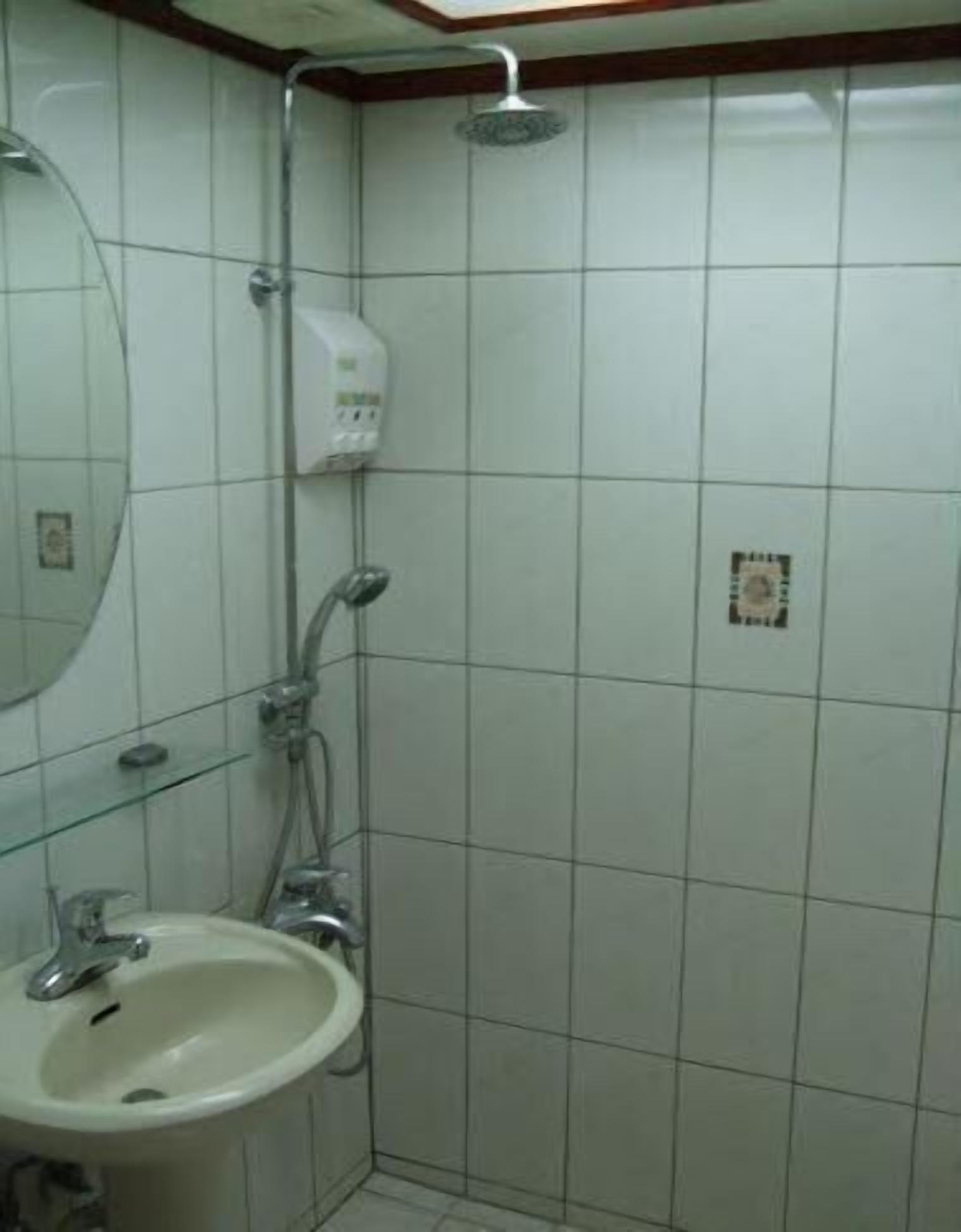 Shower, rainfall showerhead, free toiletries, hair dryer