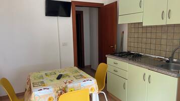 Appartamento, 1 camera da letto (3 PAX) | Cucina privata | Frigorifero con congelatore, piano cottura, macchina per tè/caffè
