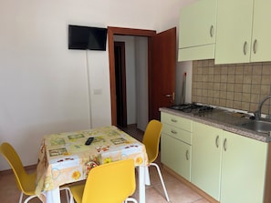 Departamento, 1 habitación (3 PAX) | Cocina privada | Refrigerador con congelador, parrilla de estufa y cafetera y tetera 