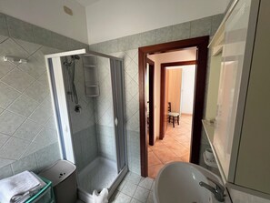 Departamento, 2 habitaciones (6 PAX) | Baño | Regadera, amenidades de baño gratuitas, secadora de cabello, batas 