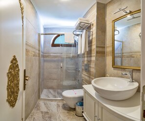 Phòng đôi hoặc 2 giường đơn, tủ lạnh | Phòng tắm | Buồng tắm vòi sen, đồ dùng nhà tắm miễn phí, máy sấy tóc 