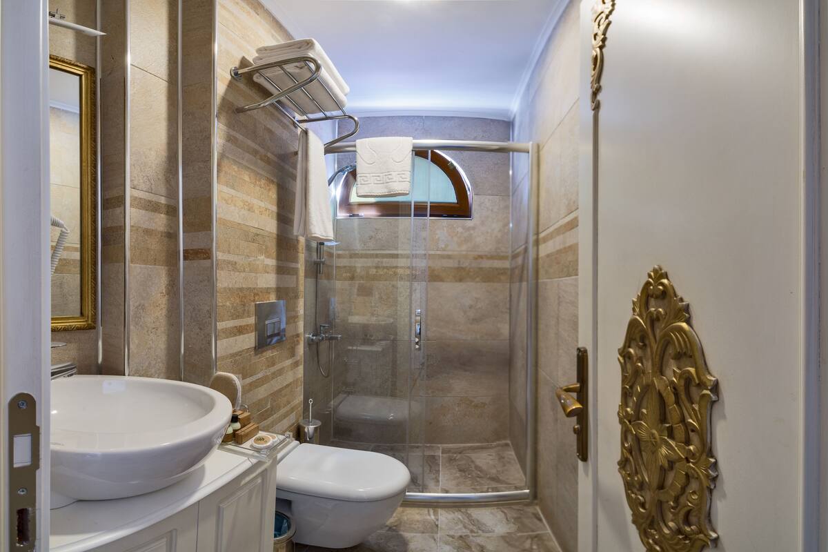 مكتب وتجهيزات عازلة للصوت وأسرّة أطفال/رضّع (مجانًا) وواي فاي مجانًا