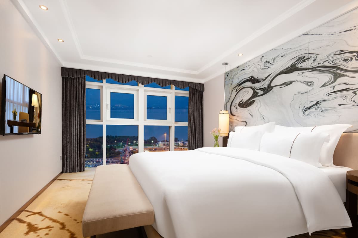 Deluxe Family Room, 2 Bedrooms, Ocean View | Premium bedding, down comforters, pillowtop beds, minibar