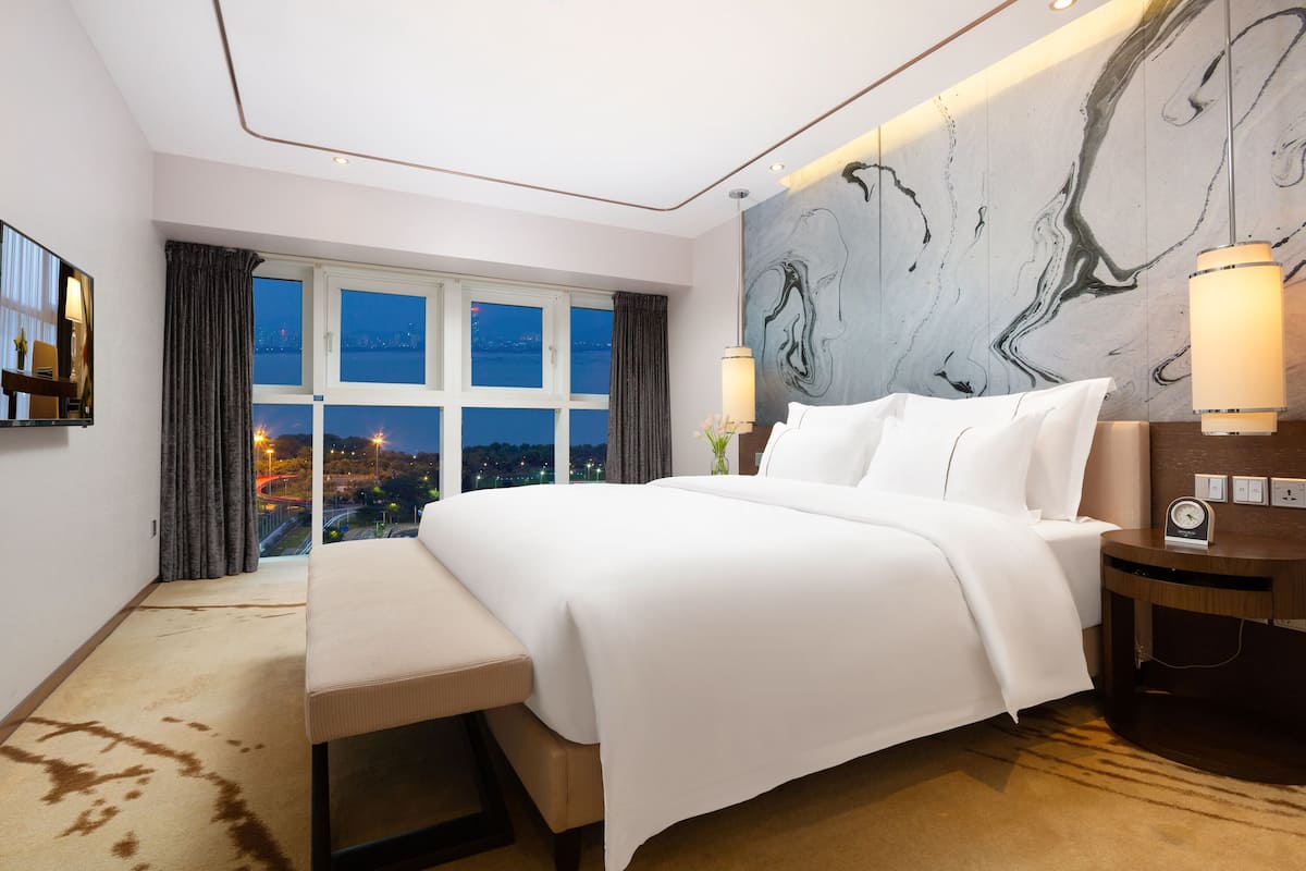 Deluxe Suite, 1 Queen Bed | Premium bedding, down comforters, pillowtop beds, minibar