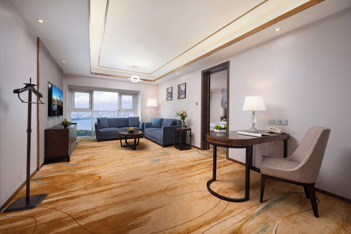 Premium bedding, down comforters, pillowtop beds, minibar