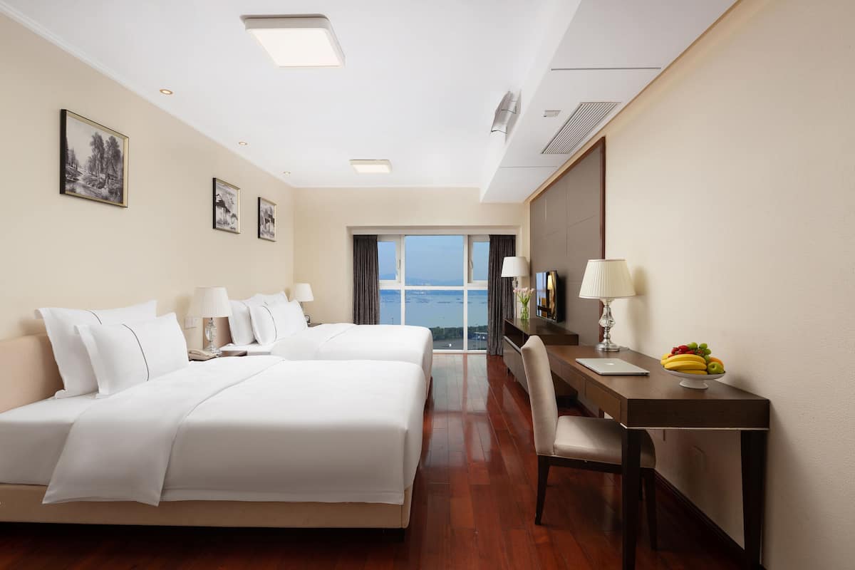 Superior Twin Room | Premium bedding, down comforters, pillowtop beds, minibar