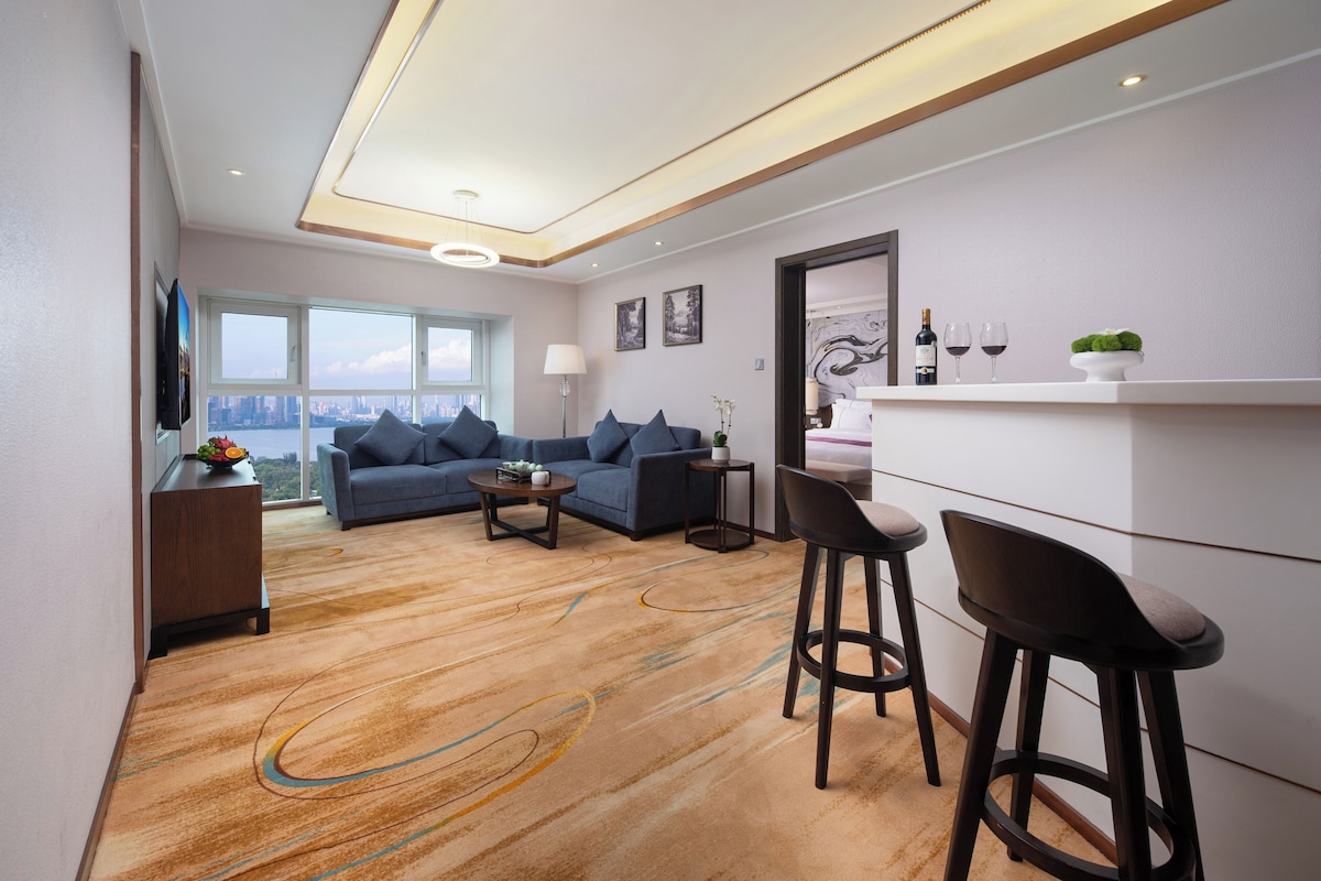Deluxe Family Room, 2 Bedrooms, Ocean View  | Premium bedding, down comforters, pillowtop beds, minibar