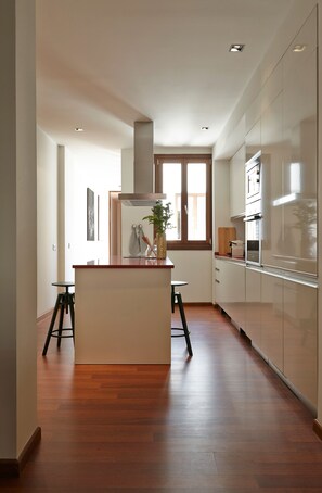 大冰箱、微波炉、烤箱、炉灶