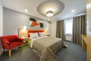 Estúdio, geladeira e micro-ondas | Vista do quarto