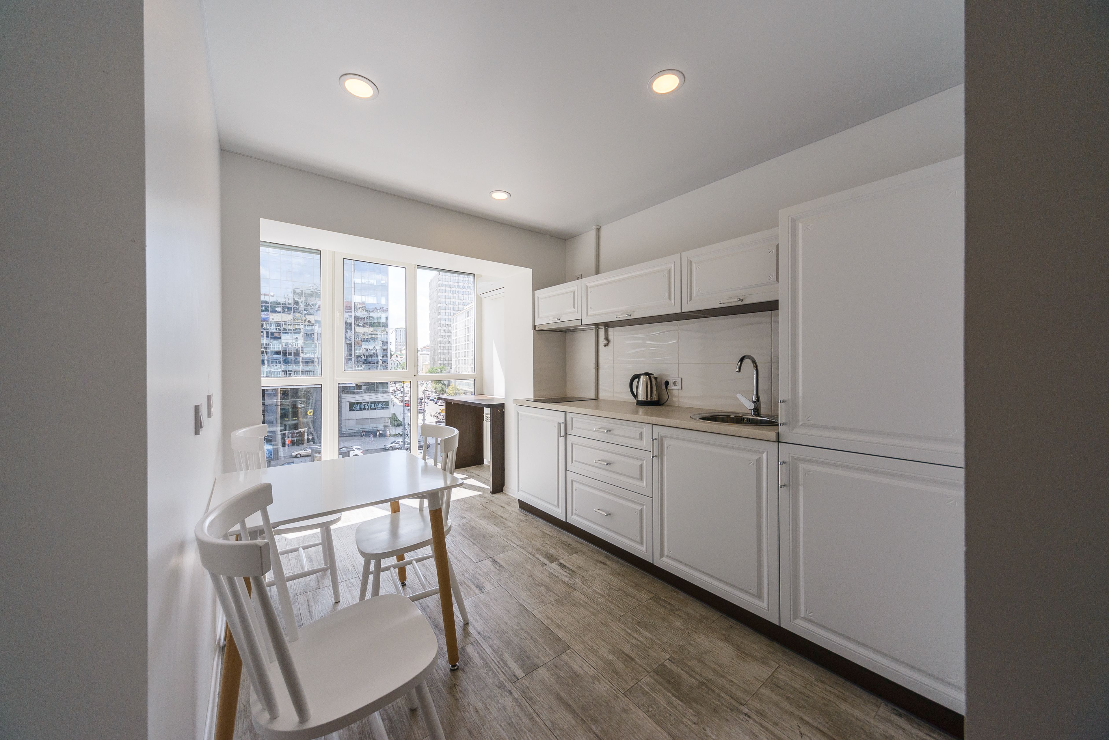 Departamento panorámico, 1 habitación, cocina | Cocina privada | Refrigerador, microondas, cafetera y tetera y tetera eléctrica 