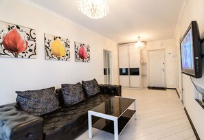 Luxury Apartment, 1 Bedroom, Bathtub | Living room | Flat-screen TV - Partner Guest House (Kyiv)