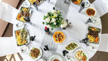 S'hi serveixen plats de cuina internacional